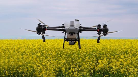Generációváltás a drónos növényvédelemben – DJI Agras T25 és T50 