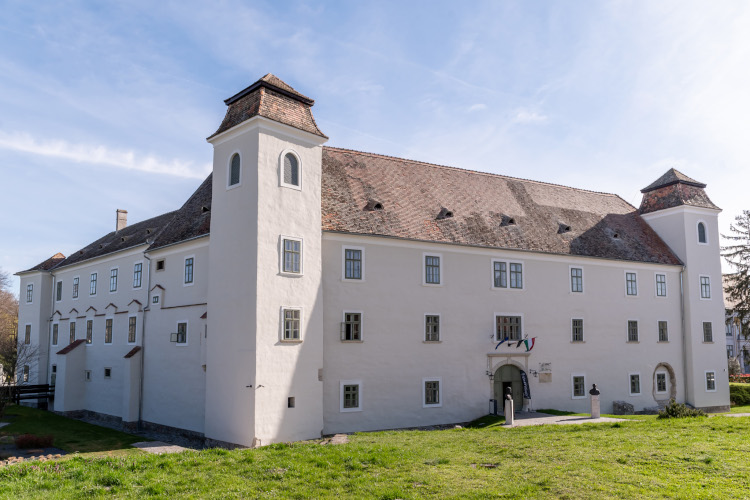 A Széchenyi István Egyetem Albert Kázmér Mosonmagyaróvári Karának központja, az óvári vár