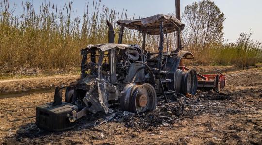 Kigyulladt és teljes terjedelmében égett egy traktor