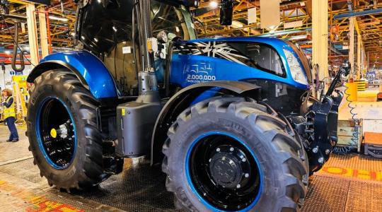 Ma kigördült a kétmilliomodik traktor a New Holland gyárából!