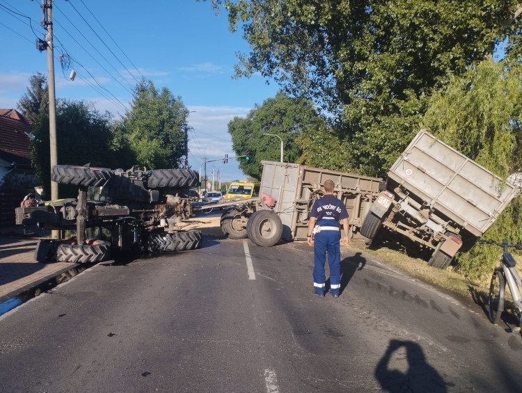 Debrecenben, a Gázvezeték utcán felborult egy traktor