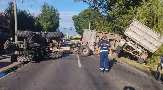 Felborult egy traktor Debrecenben, gabona ömlött az útra +KÉPEK