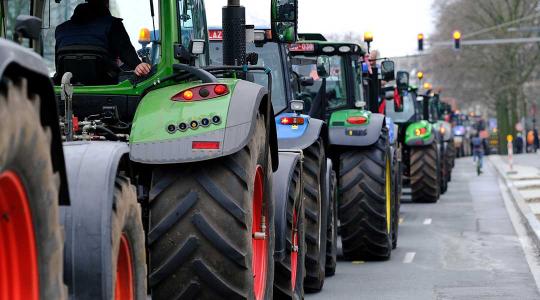 Gazdák traktorokkal tartanak blokád alatt határátkelőket