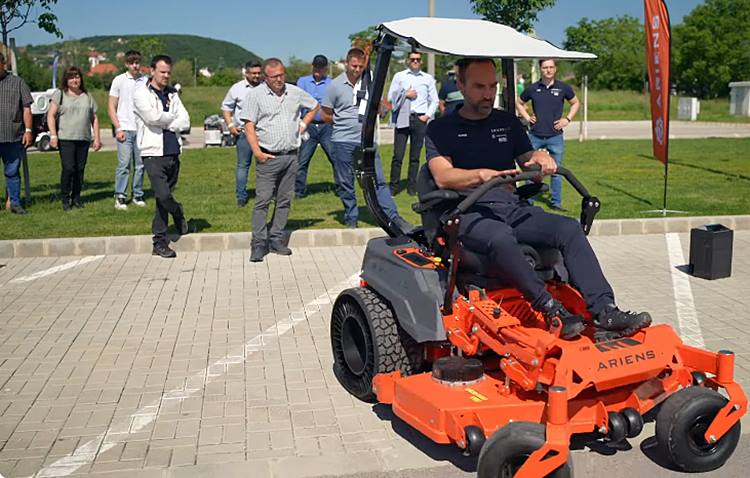 Helyben forduló fűnyíró