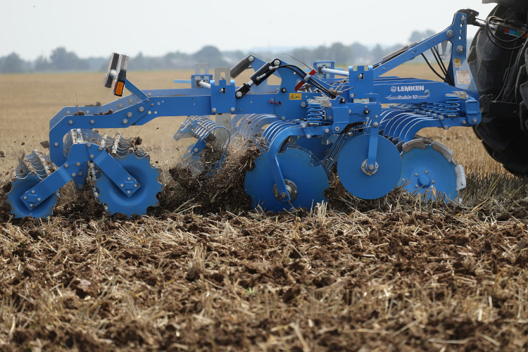 A LEMKEN Rubin 10 MR függesztett változata merevvázas kivitelben 4 méteres munkaszélességig érhető el.