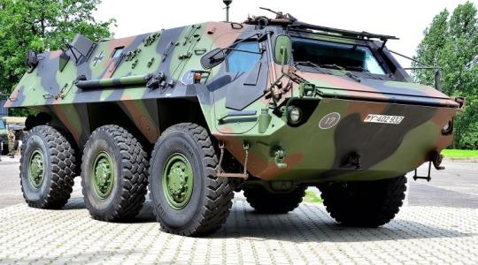 Még ilyet! Traktorok mentették ki a sárból a Bundeswehr harcjárművét +VIDEÓ