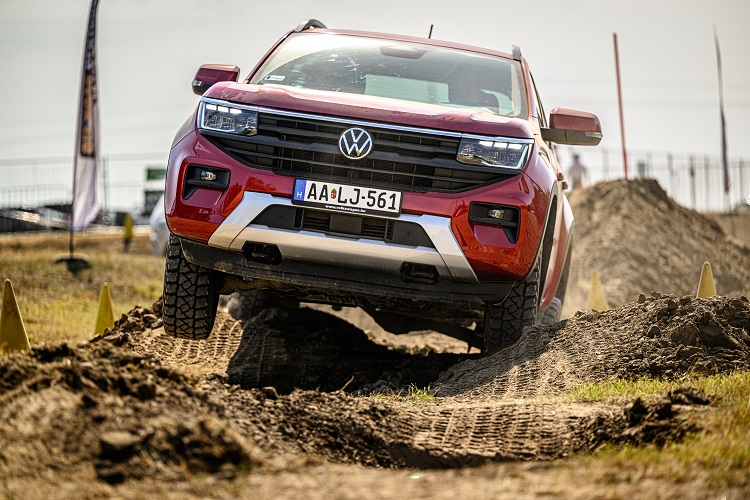 Volkswagen Haszonjárművek csapata egy kalandos off-road-pályával készült