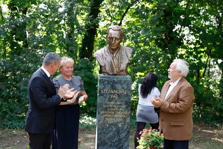 Dr. Gyuricza Csaba, a MATE rektora, Csákiné dr. Michéli Erika, a MATE Környezettudományi Intézetének igazgatója, valamint Stefanovits Pál fia, Stefanovits Péter 