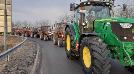Traktorok tucatjai zárták el az Ukrajnába vezető utat Záhonynál + VIDEÓK