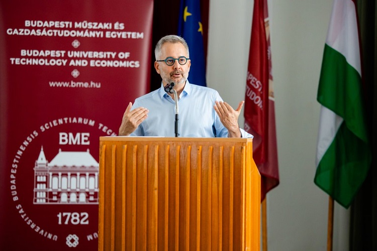 Barabási Albert-László előadás közben a Műegyetemen