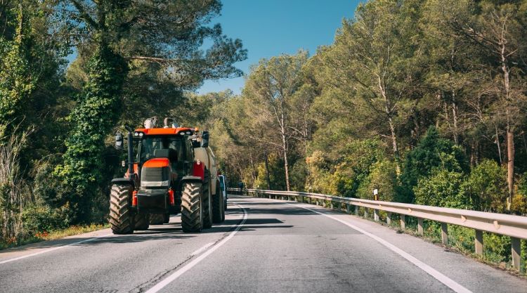 Traktorok pótkocsi nélkül, lakott területen kívül 60 km/h-val is közlekedhetnek majd?