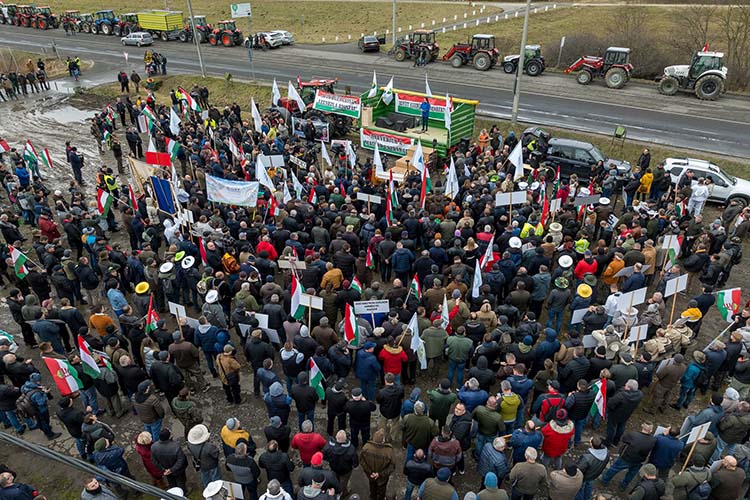 Tüntető magyar gazdák Záhonyban