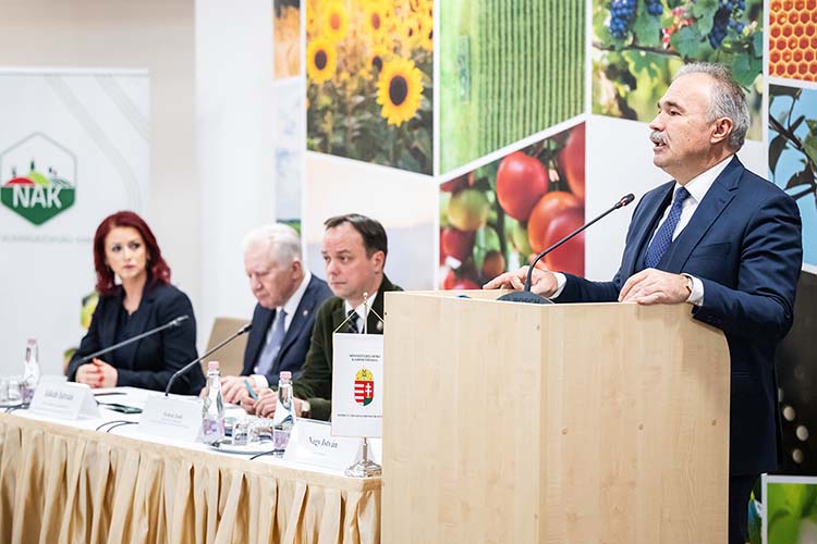 Nagy István agrárminiszter beszél az Agrárminisztériumban tartott sajtótájékoztatón 2024. február 12-én.
