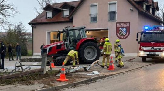 Az ütközés erejétől kitört a traktor kereke