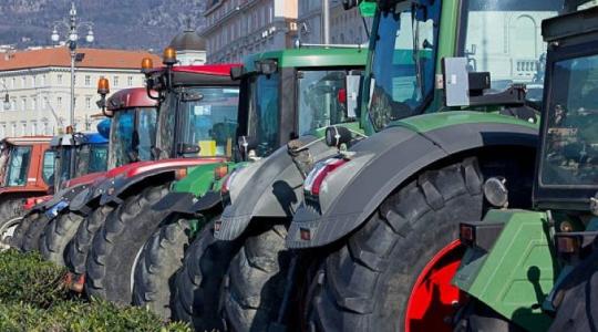 Hétfőtől az utcára vonulnak a francia gazdák, betelt náluk a pohár