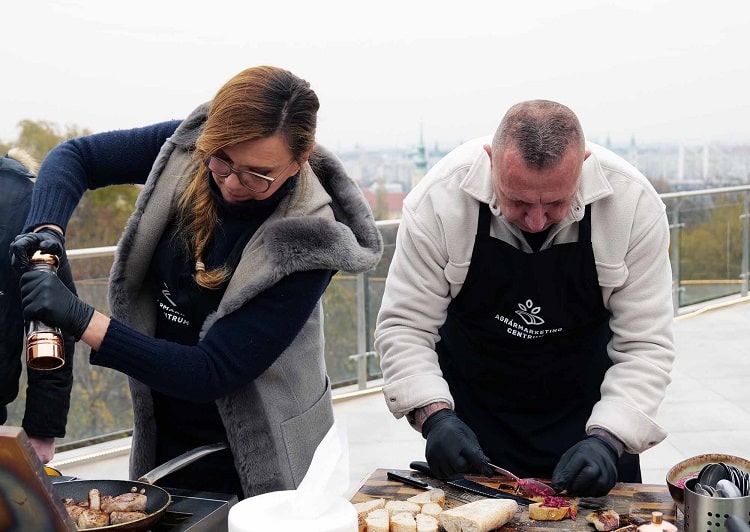 A kampány két infuenszere, Borbás Marcsi gasztro-műsorvezető és Hentes Robi TikTokker 