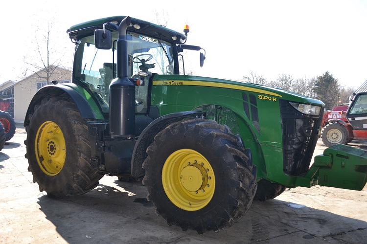 John Deere 8320 R traktor árverésen